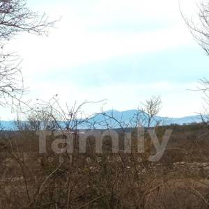 ZANIMLJIVO GRAĐEVINSKO ZEMLJIŠTE U SREDIŠTU ISTRE SA POGLEDOM NA UČKU