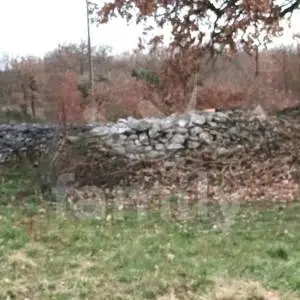 ZANIMLJIVO GRAĐEVINSKO ZEMLJIŠTE U SREDIŠTU ISTRE SA POGLEDOM NA UČKU