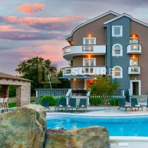 ZATON - Luksuzna vila s bazenom, 8 spavaćih soba - 385m2
