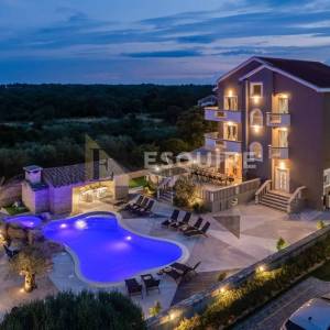 ZATON - Luksuzna vila s bazenom, 8 spavaćih soba - 385m2