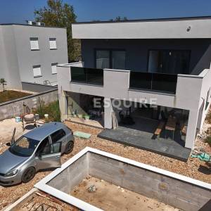 ZATON - Na prodaju luksuzna samostojeća vila s bazenom i garažom!!