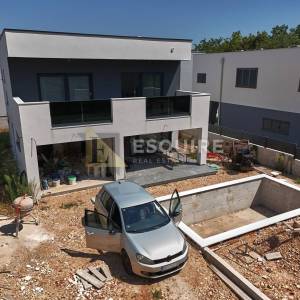 ZATON - Na prodaju luksuzna samostojeća vila s bazenom i garažom!!