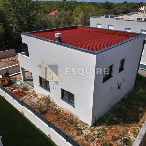 ZATON - Na prodaju luksuzna samostojeća vila s bazenom i garažom!!