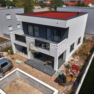 ZATON - Na prodaju luksuzna samostojeća vila s bazenom i garažom!!