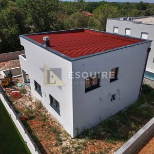 ZATON - Na prodaju luksuzna samostojeća vila s bazenom i garažom!!
