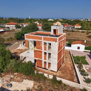 ZATON – prostrani apartman s vrtom i terasom u mirnom okruženju!!