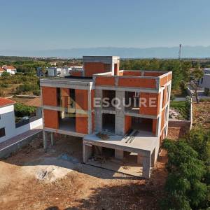 ZATON – prostrani apartman s vrtom i terasom u mirnom okruženju!!