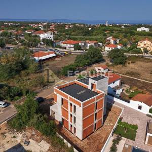 ZATON – prostrani apartman s vrtom i terasom u mirnom okruženju!!