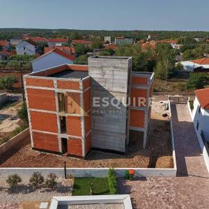 ZATON – prostrani apartman s vrtom i terasom u mirnom okruženju!!