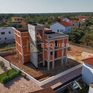 ZATON – prostrani apartman s vrtom i terasom u mirnom okruženju!!