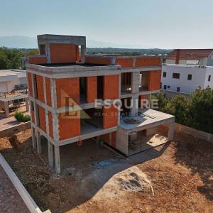 ZATON – prostrani apartman s vrtom i terasom u mirnom okruženju!!