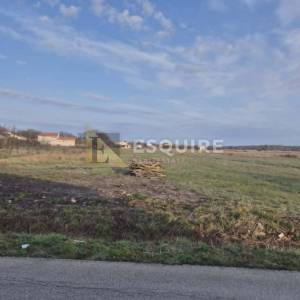 ZEMUNIK DONJI - GRAĐEVINSKO ZEMLJIŠTE OD 1.032 m² NA IZVRSNOJ LOKACIJI!!