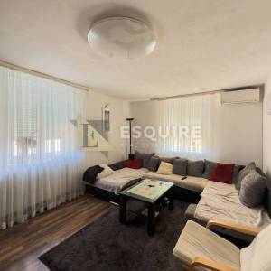 ZEMUNIK DONJI - Samostojeća katnica s velikim dvorištem - 260m2
