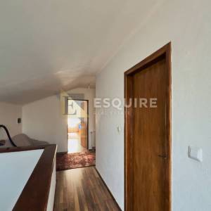 ZEMUNIK DONJI - Samostojeća katnica s velikim dvorištem - 260m2