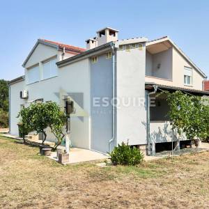 ZEMUNIK DONJI - Samostojeća katnica s velikim dvorištem - 260m2