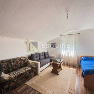 ZEMUNIK DONJI - Samostojeća katnica s velikim dvorištem - 260m2