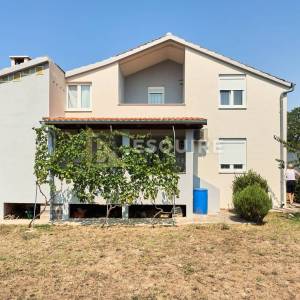 ZEMUNIK DONJI - Samostojeća katnica s velikim dvorištem - 260m2