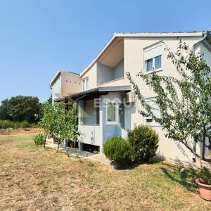 ZEMUNIK DONJI - Samostojeća katnica s velikim dvorištem - 260m2