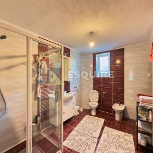ZEMUNIK DONJI - Samostojeća katnica s velikim dvorištem - 260m2