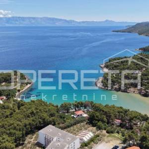 Atraktivno građevinsko zemljište 2.100 m² u Jelsi na Hvaru