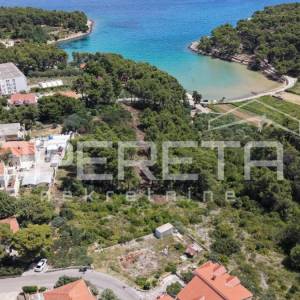 Atraktivno građevinsko zemljište 2.100 m² u Jelsi na Hvaru
