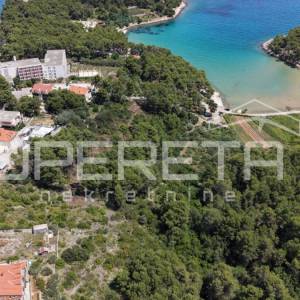 Atraktivno građevinsko zemljište 2.100 m² u Jelsi na Hvaru