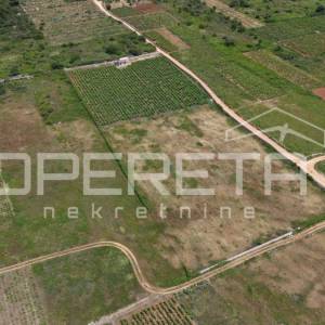 Atraktivno poljoprivredno zemljište s vinogradom na Hvaru