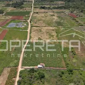 Atraktivno poljoprivredno zemljište s vinogradom na Hvaru