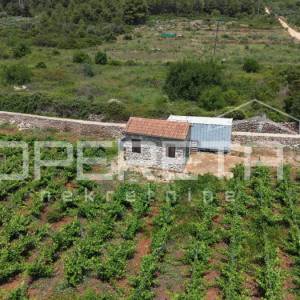 Atraktivno poljoprivredno zemljište s vinogradom na Hvaru