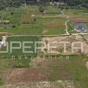 Atraktivno poljoprivredno zemljište s vinogradom na Hvaru