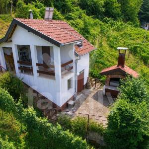 ATRAKTIVNO ZEMLJIŠTE SA VIKENDICOM BLIZU CENTRA POŽEGE