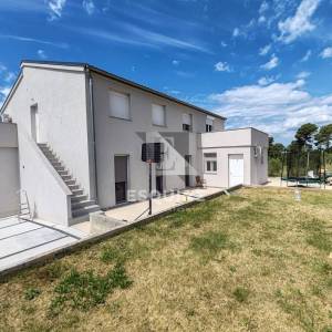 BIBINJE - PRILIKA Trosoban stan s 4 parkirna mjesta, mogućnost podjele u dva stana - 149m2