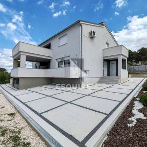 BIBINJE - PRILIKA Trosoban stan s 4 parkirna mjesta, mogućnost podjele u dva stana - 149m2