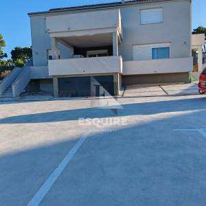 BIBINJE - PRILIKA Trosoban stan s 4 parkirna mjesta, mogućnost podjele u dva stana - 149m2