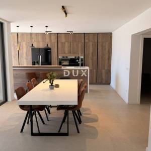 Biograd na Moru, vila sa bazenom od  350 m2, blizina i pogled na more