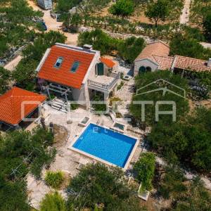  Brač, Sutivan | privatna otočna rezidencija s bazenom, maslinikom i tri stamben