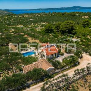  Brač, Sutivan | privatna otočna rezidencija s bazenom, maslinikom i tri stamben