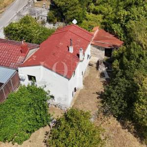 Bribir: Kamena kuća s pogledom na more i okućnicom