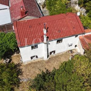Bribir: Kamena kuća s pogledom na more i okućnicom