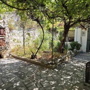 Bribir: Kamena kuća s pogledom na more i okućnicom