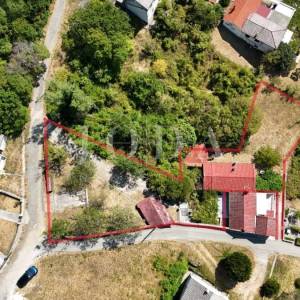 Bribir: Kamena kuća s pogledom na more i okućnicom