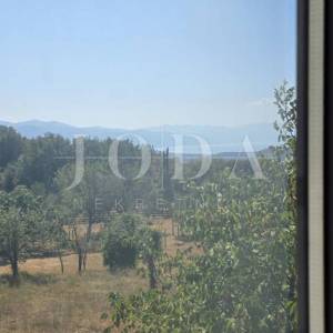 Bribir: Kamena kuća s pogledom na more i okućnicom