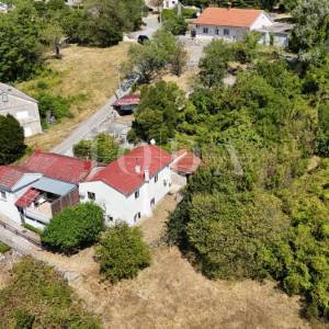 Bribir: Kamena kuća s pogledom na more i okućnicom