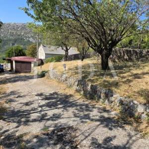 Bribir: Kamena kuća s pogledom na more i okućnicom