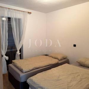 Čavle - dvojna kuća s tri stambene jedinice