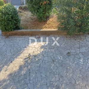 Crikvenica, Jadranovo, dvije dvojne kuće po 120 m2, dvorište