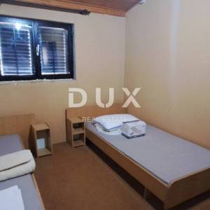 Crikvenica, Jadranovo, dvije dvojne kuće po 120 m2, dvorište