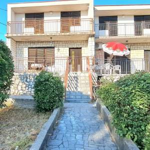 Crikvenica, Jadranovo, dvije dvojne kuće po 120 m2, dvorište