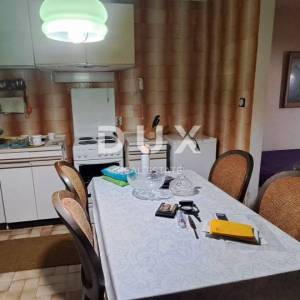 Crikvenica, Jadranovo, dvije dvojne kuće po 120 m2, dvorište