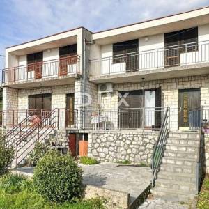 Crikvenica, Jadranovo, dvije dvojne kuće po 120 m2, dvorište